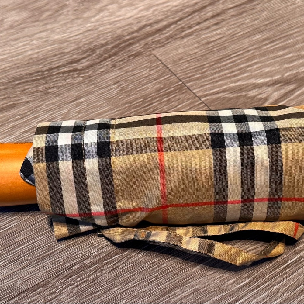 Burberry Classic Check Umbrella in Beige and Black